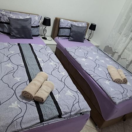 Apartmani Marijamagdalena Gračac Екстериор снимка
