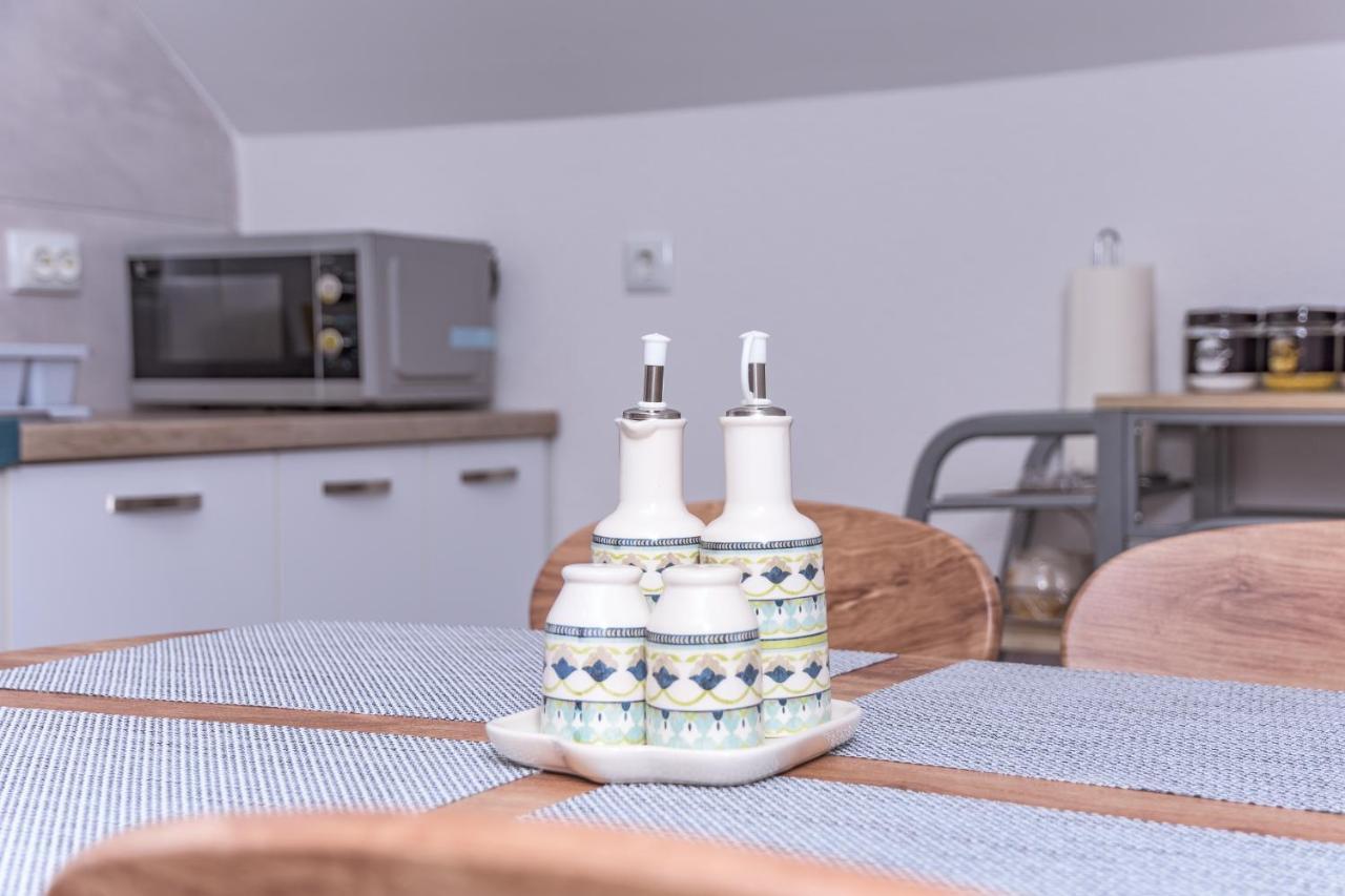 Apartmani Marijamagdalena Gračac Екстериор снимка
