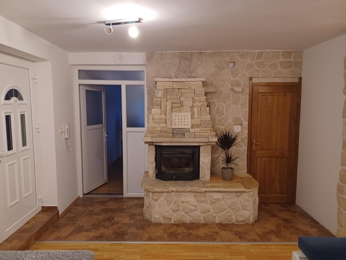 Apartmani Marijamagdalena Gračac Екстериор снимка