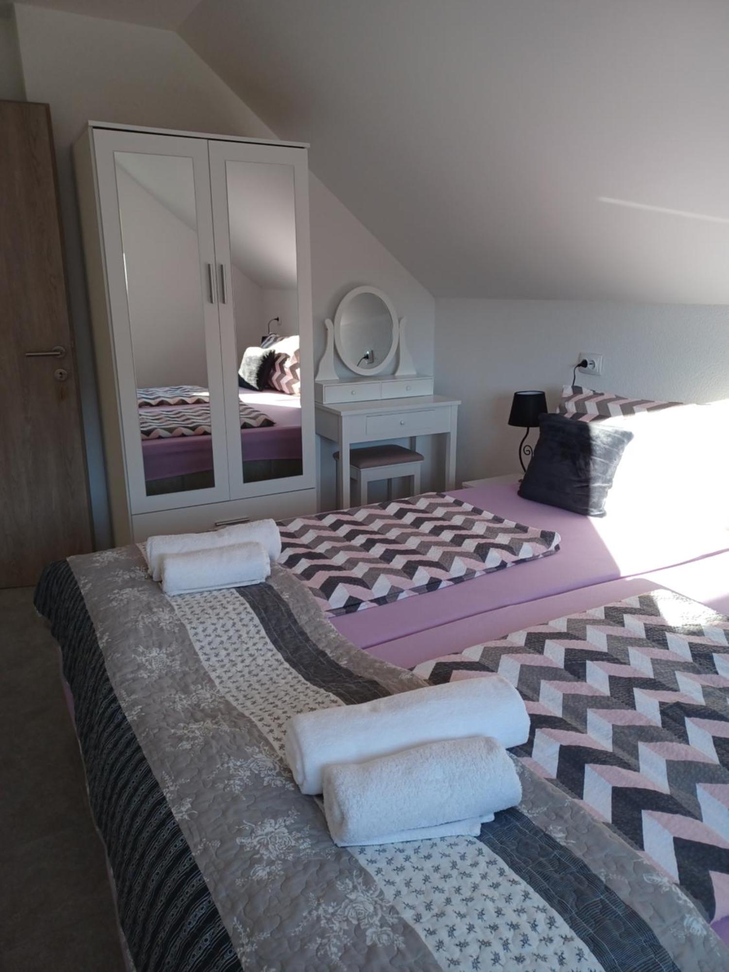 Apartmani Marijamagdalena Gračac Екстериор снимка