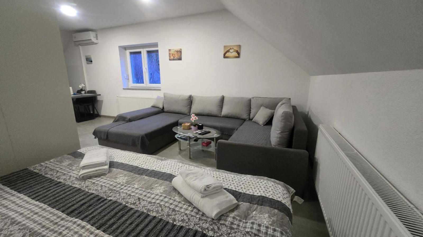 Apartmani Marijamagdalena Gračac Екстериор снимка